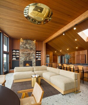 Smart TV, chimenea, reproductor de DVD y libros