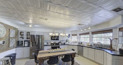 Sleeps 25, 5 Homes, Fire pit, Spring Fed Waterfront