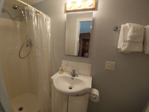 Douche, sèche-cheveux, serviettes fournies, savon
