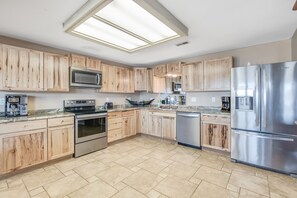 Kjøleskap, mikrobølgeovn, ovn og kokeplater