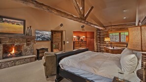 5 bedrooms, desk, iron/ironing board, free WiFi