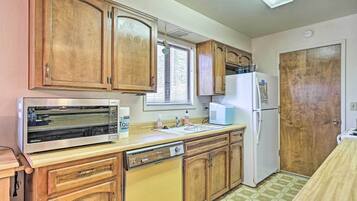 Kylskåp, mikrovågsugn, spishäll och diskmaskin