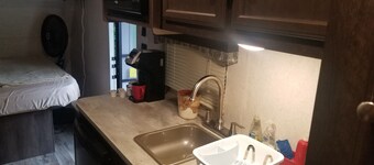  Riverside. Queen & Bunk bed-charcoal and firewood included. Pet friendly 