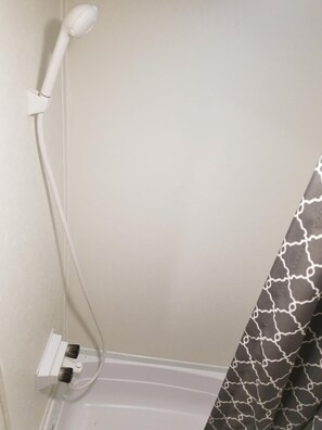 Shower, towels, soap, shampoo - Riverside. Queen & Bunk bed-charcoal and firewood included. Pet friendly (Robbinsville)