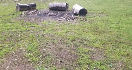 Riverside. Queen & Bunk bed-charcoal and firewood included. Pet friendly