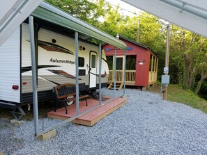 Exterior - Riverside. Queen & Bunk bed-charcoal and firewood included. Pet friendly (Robbinsville)