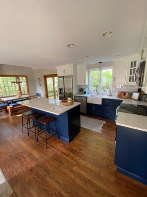 Microondas, horno, parrilla de estufa y lavavajillas 