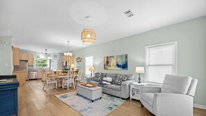 Un espacio habitable moderno con comedor, cocina y zona de estar.