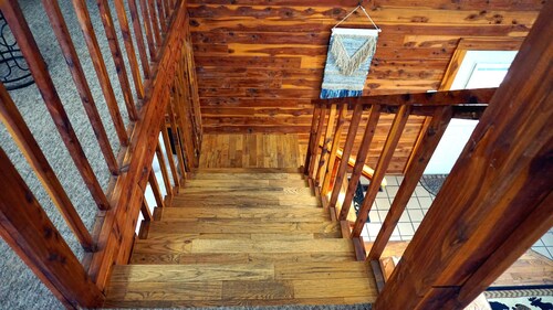 Couples/Family Secluded Getaway Near Hot Springs-Jacuzzi Overlooking Mountains!