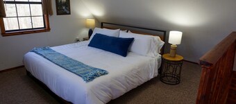 Couples/Family Secluded Getaway Near Hot Springs-Jacuzzi Overlooking Mountains!