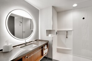 Combined shower/bathtub, free toiletries, towels