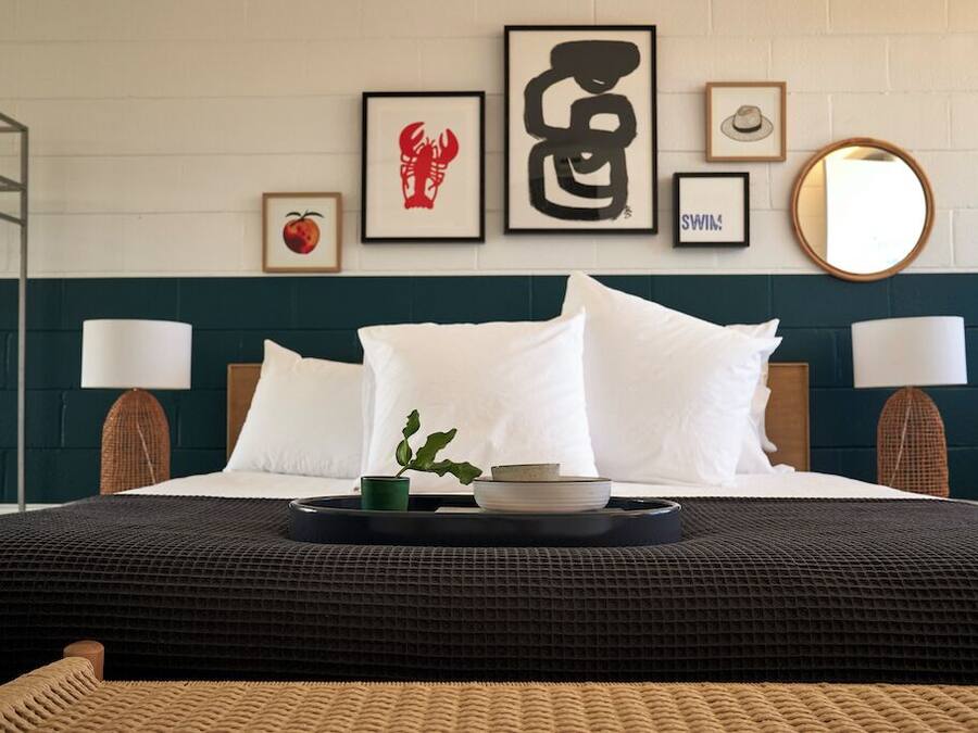 Deluxe tweepersoonskamer, 1 kingsize bed | Een minibar met enkele gratis items, geluiddichte muren, beddengoed