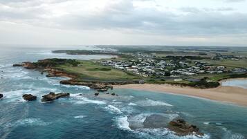 En la playa y playa de arena blanca