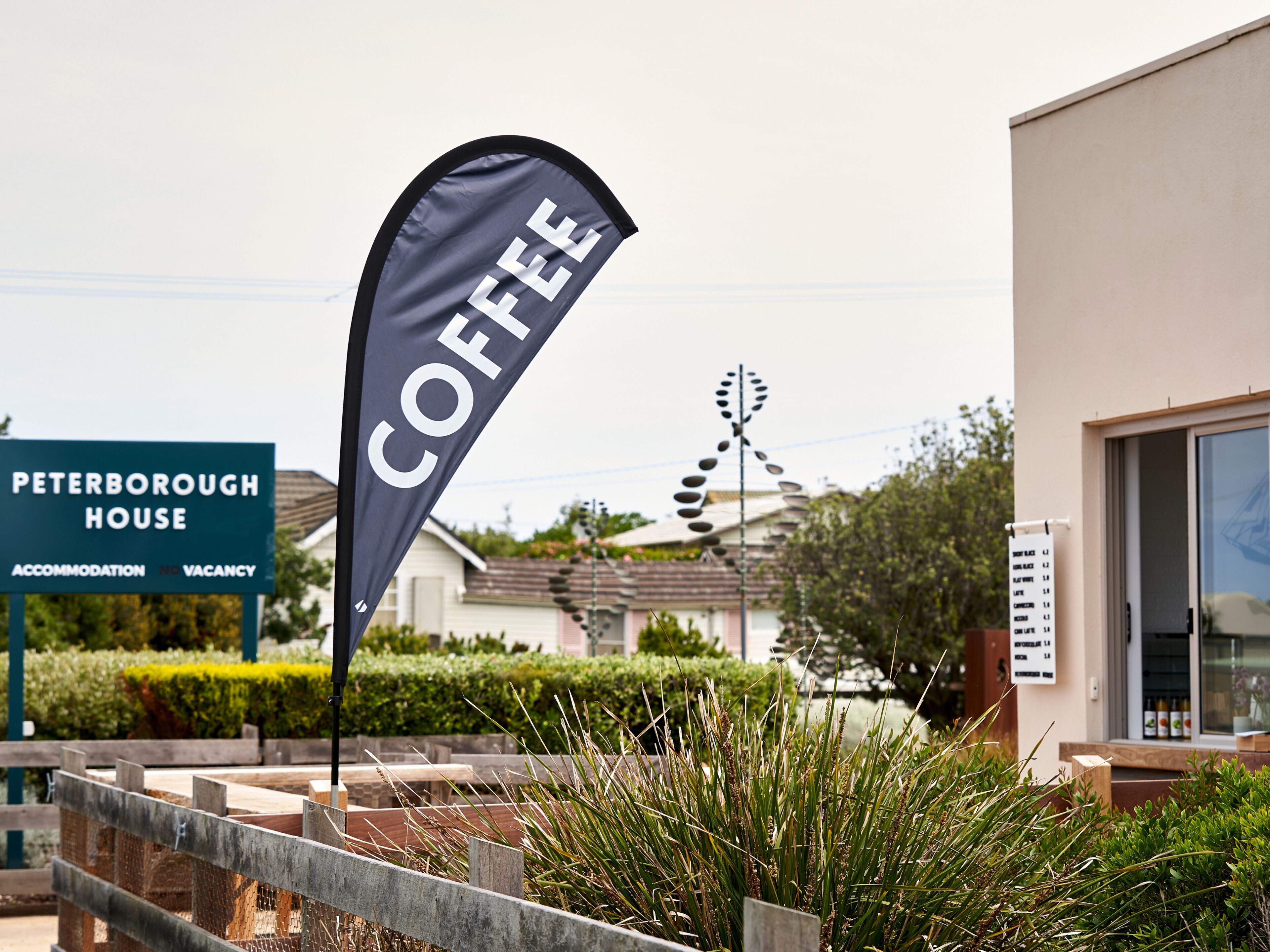 Skilt for Peterborough House med et flag, der viser "COFFEE", og et skilt, der angiver udsolgt.