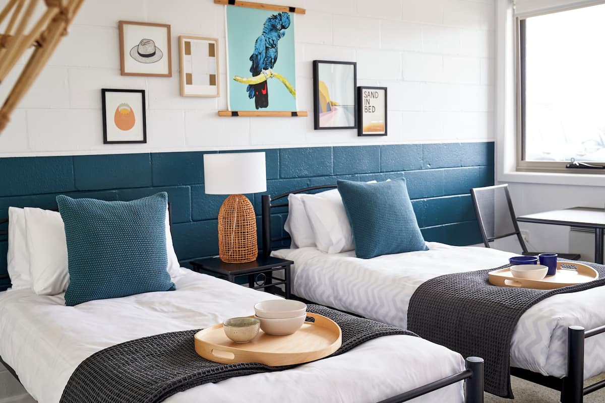 Minibar (con algunos artículos gratuitos) y sistema de insonorización