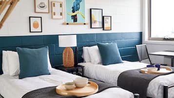 Artículos del minibar gratis, insonorización y ropa de cama