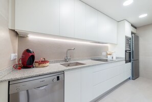 Een koelkast, een microgolfoven, een kookplaat