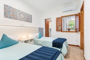 3 slaapkamers, een strijkplank/strijkijzer, gratis wifi, beddengoed