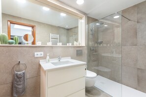 Ducha, secador de pelo y toallas