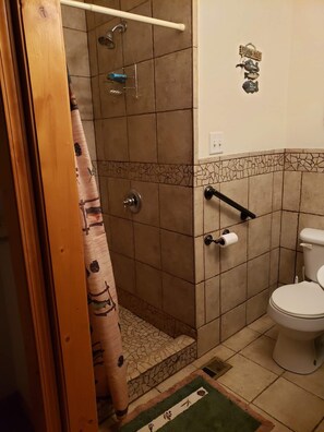 Shower, hair dryer, towels, soap - Secluded cabin w/big wrap around deck minutes away from Cossatot River  (Vandervoort)