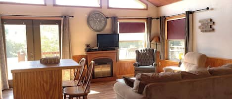 Smart-TV, Kamin, DVD-Player