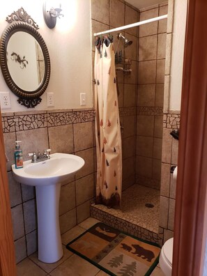 Dusche, Haartrockner, Handtücher, Seife