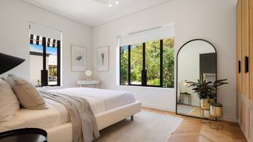 4 bedrooms, desk, iron/ironing board, internet