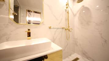 Standardzimmer (A) | Badezimmer | Badewanne und Dusche (separat), kostenlose Toilettenartikel