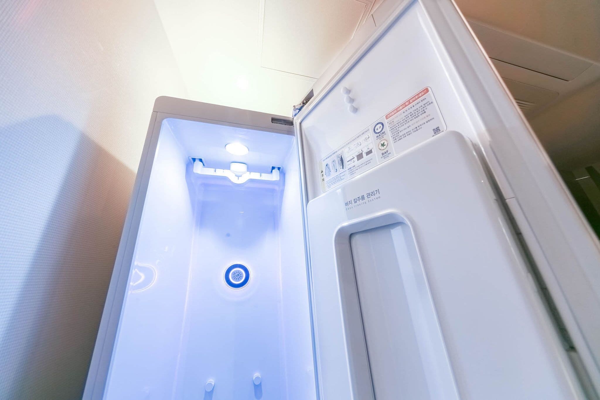 royal room | desk, blackout curtains, free wifi, bed sheets