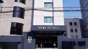 A modern building with a sign for the Brown-Dot Hotel. - Pohang Brown Dot Hotel (Pohang)