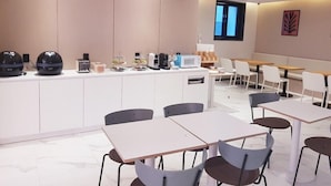 A modern cafe with a long counter, seating area, and a window. - Pohang Brown Dot Hotel (Pohang)