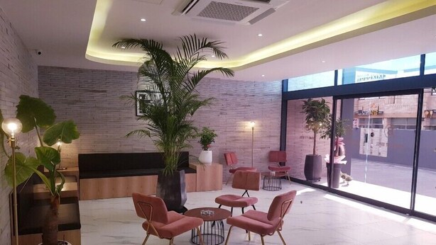 A modern lobby with a reception desk, seating area, and large windows. - Pohang Brown Dot Hotel (Pohang)