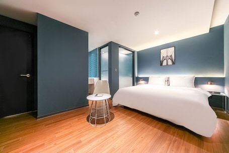 Deluxe Room | Desk, blackout drapes, free WiFi, bed sheets