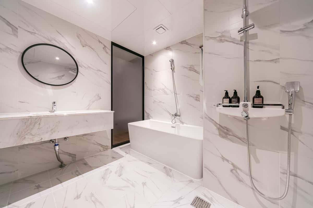 royal room | bathroom | shower, free toiletries, hair dryer, slippers