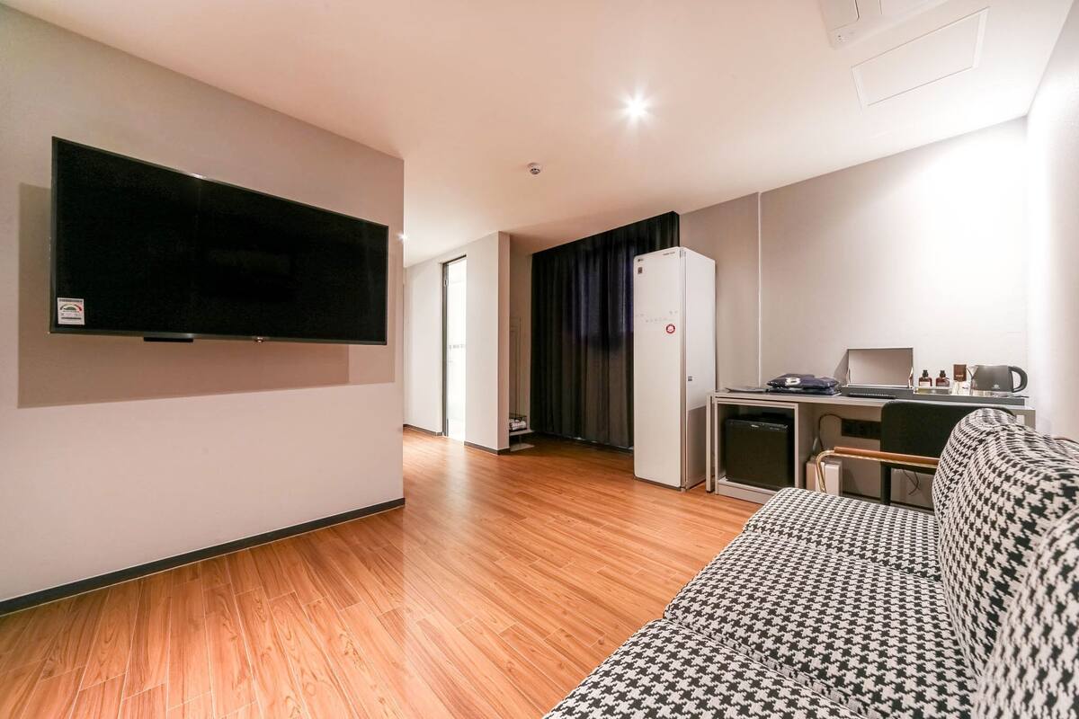 royal room | living area | lcd tv