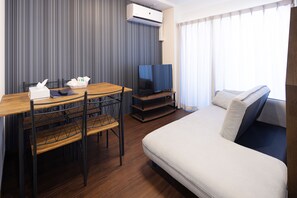 Suite, 1 habitación | Sala de estar | Televisión de pantalla plana 