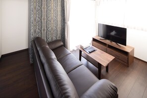 Suíte, 2 quartos (Superior) | Sala de estar | TV de tela plana