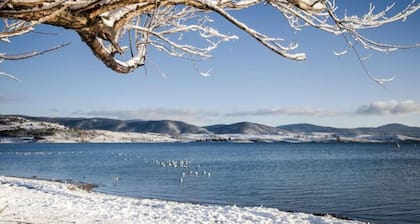 Horizons Resort 405 - Central Lakefront Jindabyne Apartment with resort amenities