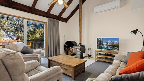 Mogul - A Freestanding East Jindabyne Lakefront Holiday Home