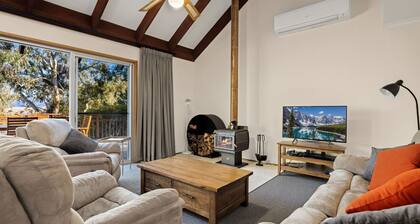 Mogul - A Freestanding East Jindabyne Lakefront Holiday Home