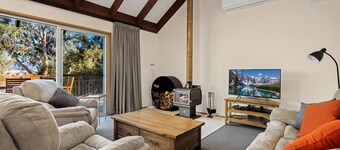 Mogul - A Freestanding East Jindabyne Lakefront Holiday Home