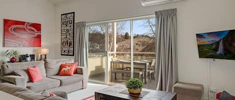 Smart-TV, DVD-Player, Bücher