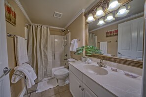 Ducha y bañera combinadas, secador de pelo, toallas y jabón