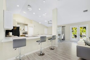 冰箱、微波炉、烤箱、炉灶