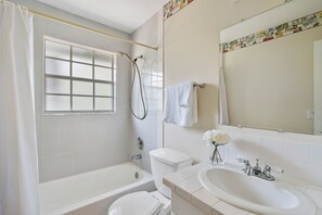 Séchoir à cheveux, serviettes fournies, savon, shampooing