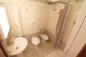 Dusj, hårføner og håndklær