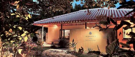 Fachada de la propiedad por la tarde o noche