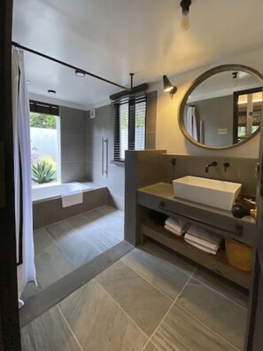 Deluxe Villa | Bathroom | Separate bathtub and shower, free toiletries, hair dryer, slippers - ADAN RESORT HANALI village sesokojima (Motobu)
