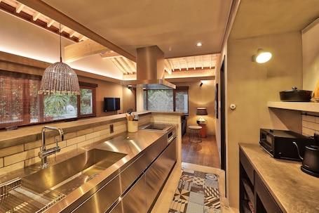 Deluxe-Villa | Eigene Kochnische | Großer Kühlschrank, Mikrowelle, Herdplatte, Reiskocher. ADAN RESORT HANALI village sesokojima