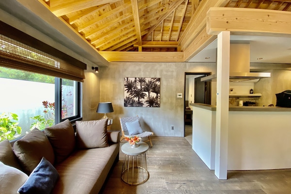 华丽别墅 | 起居区 | 45-英寸纯平电视 (配备数码频道)、电视